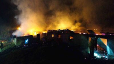 Mudurnu ilçesine bağlı Kavallar köyünde bulunan bir kümeste saman balyalarının