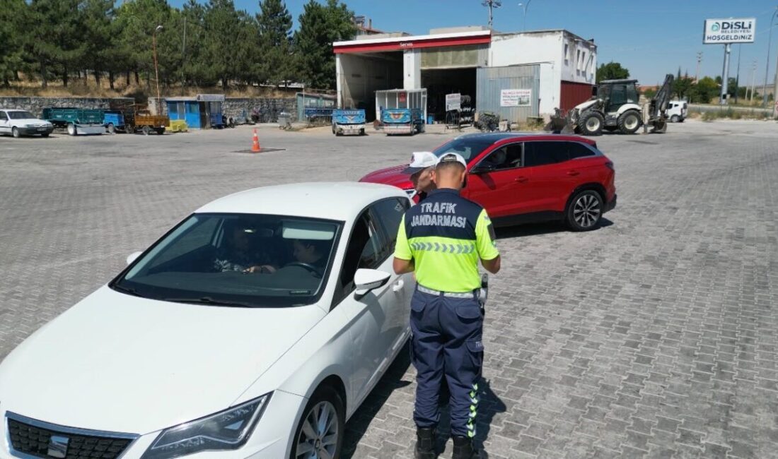 Afyonkarahisar’ın Bolvadin ilçesinde, jandarma trafik ekipleri her gün aralıksız olarak