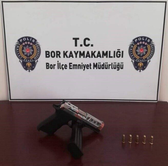 Niğde’nin Bor ilçesinde gerçekleştirilen operasyonda, polis ekipleri tarafından ruhsatsız tabanca