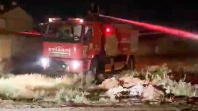 Konya’nın Karapınar ilçesinde boş bir arazide kuru otların alev alması