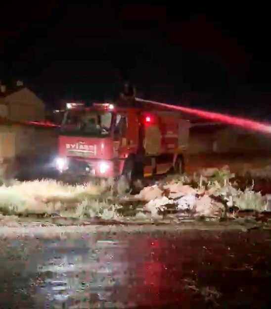 Konya’nın Karapınar ilçesinde boş bir arazide kuru otların alev alması