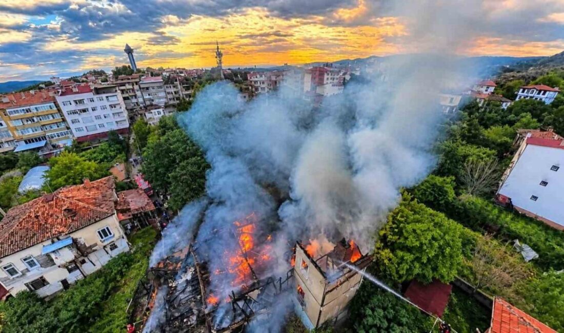 Sinop’un Boyabat ilçesinde bulunan 3 katlı ahşap bir evde sabah