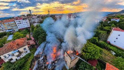 Sinop’un Boyabat ilçesinde bulunan 3 katlı ahşap bir evde sabah