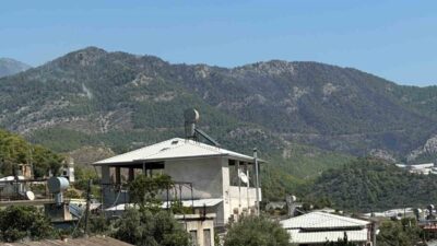 Mersin’in Bozyazı ilçesinde dün çıkan orman yangını, havadan ve karadan