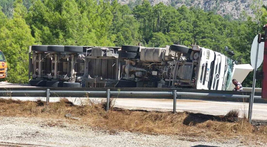 Bucak ilçesinde meydana gelen trafik kazasında, bir kişi tırın viraj