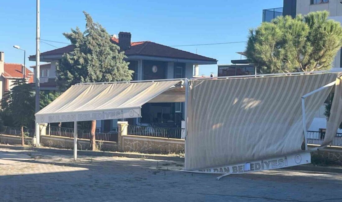Denizli’nin Buldan ilçesinde belediye tarafından açılan kitap kafenin önünde uzun