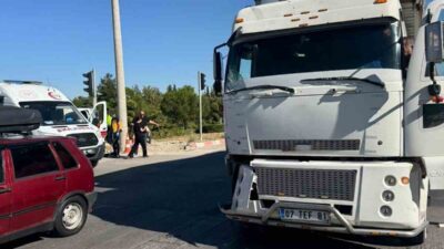 Burdur’da meydana gelen trafik kazasında hafif ticari araç ile kamyonun