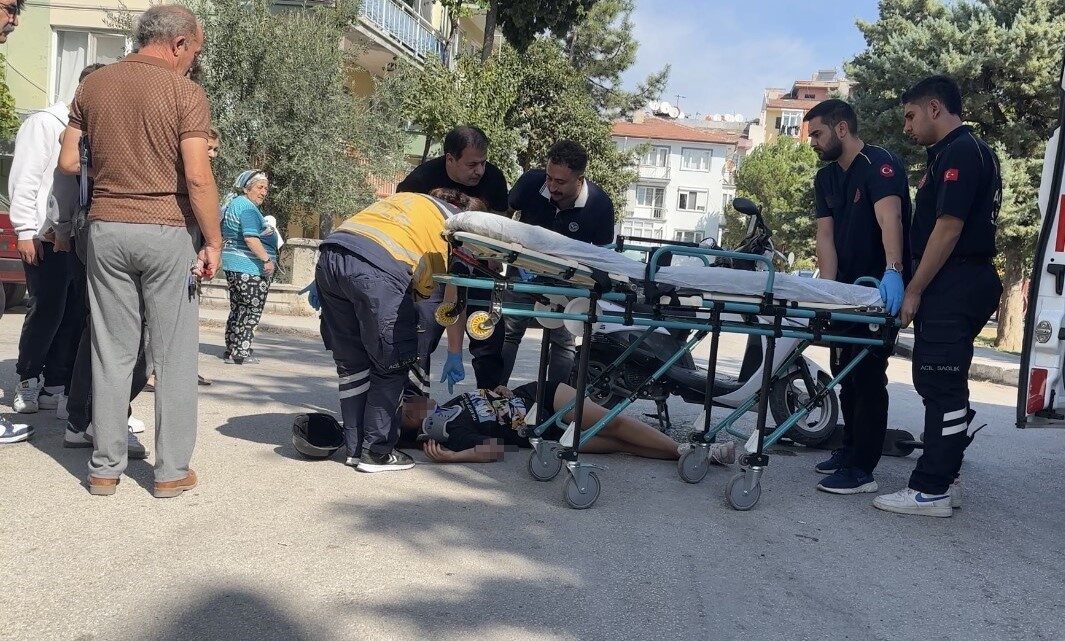 Burdur’da Şentürk Sokak’ta meydana gelen trafik kazasında motosiklet sürücüsü scooter