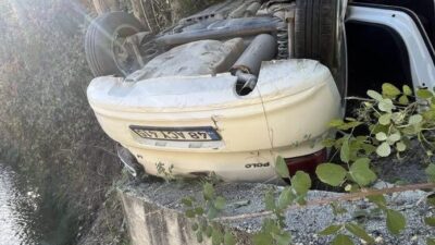 Burdur’da bir sürücü, direksiyon kontrolünü kaybederek otomobilini yol kenarındaki yağmur