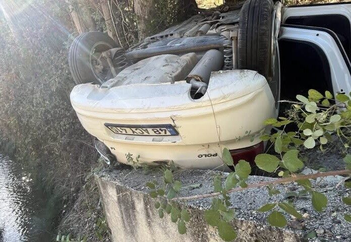 Burdur’da bir sürücü, direksiyon kontrolünü kaybederek otomobilini yol kenarındaki yağmur