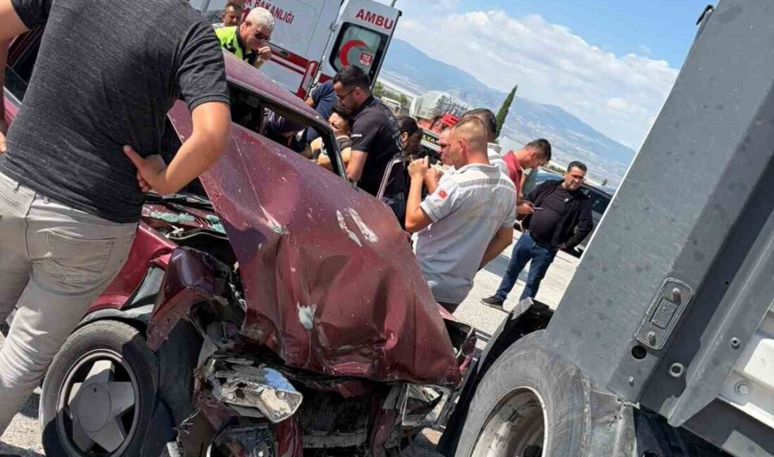 Burdur’da meydana gelen bir trafik kazasında, otomobil ile tırın çarpışması