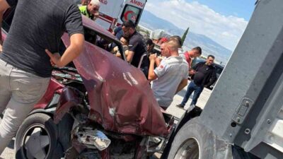 Burdur’da meydana gelen bir trafik kazasında, otomobil ile tırın çarpışması