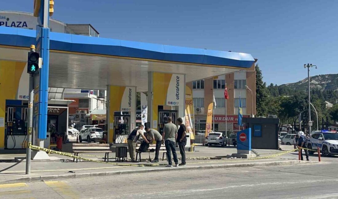 Burdur’da, Yeni Mahalle İsmet İnönü Bulvarı’nda, caddeye terk edilmiş bir