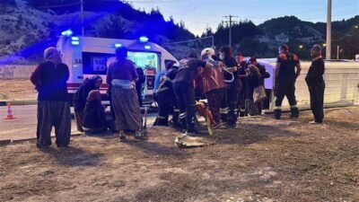 Burdur’da hafif ticari araç ile tarım işçilerini taşıyan minibüsün çarpışması