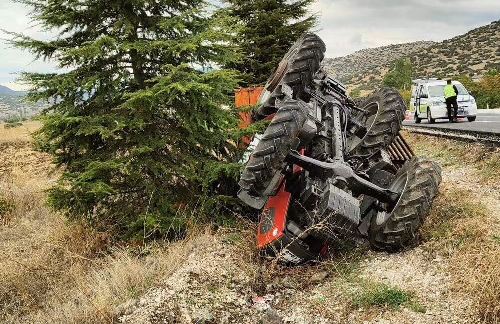 Çavdır ilçesinde meydana gelen trafik kazasında bir traktör şarampole devrilirken