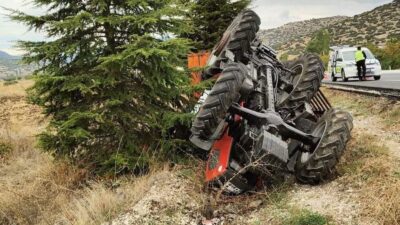 Çavdır ilçesinde meydana gelen trafik kazasında bir traktör şarampole devrilirken