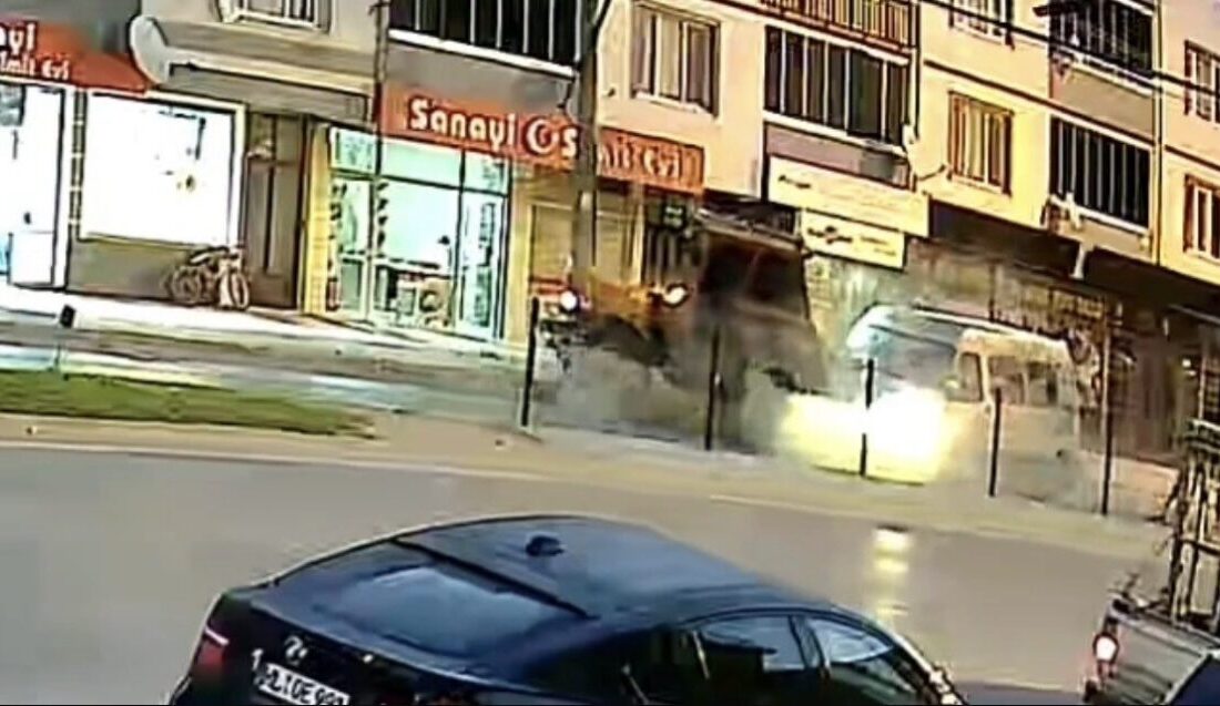 Bursa’da meydana gelen trafik kazasında, tarım işçilerini taşıyan bir panelvanın