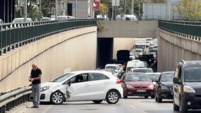 Bursa’da, Kültürpark Alt Geçidi’nde meydana gelen kazada, bir ticari aracın