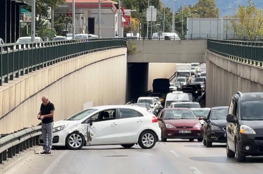 Bursa’da, Kültürpark Alt Geçidi’nde meydana gelen kazada, bir ticari aracın