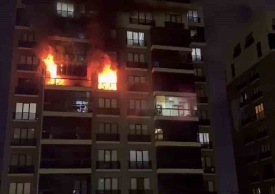Bursa’da bir sitenin bir daireinde çıkan yangın, itfaiye ekipleri tarafından