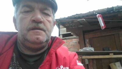 İnegöl ilçesinde yaşayan bir yürüme engelli adam ve eşi, evlerinin