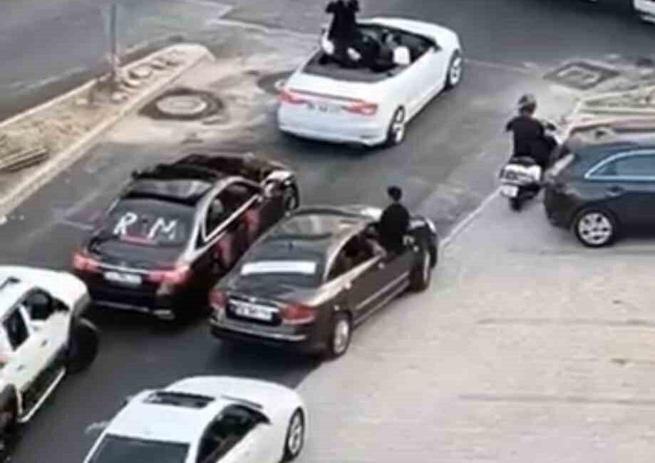 Bursa’da bir düğün konvoyunun yarattığı nedeniyle yol, bir süre trafiğe