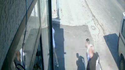 Bursa’da bir adam, eşiyle birlikte yürürken husumetli olduğu kişilerin silah