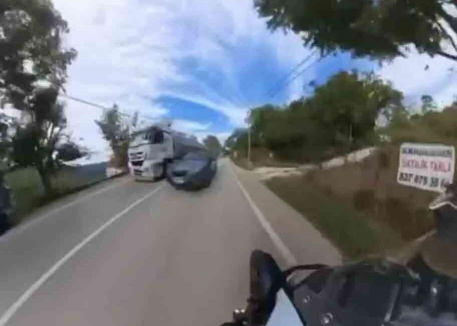 Bir otomobil, Bursa’da sollamanın yasak olduğu yolda ilerlerken tırı sollamaya