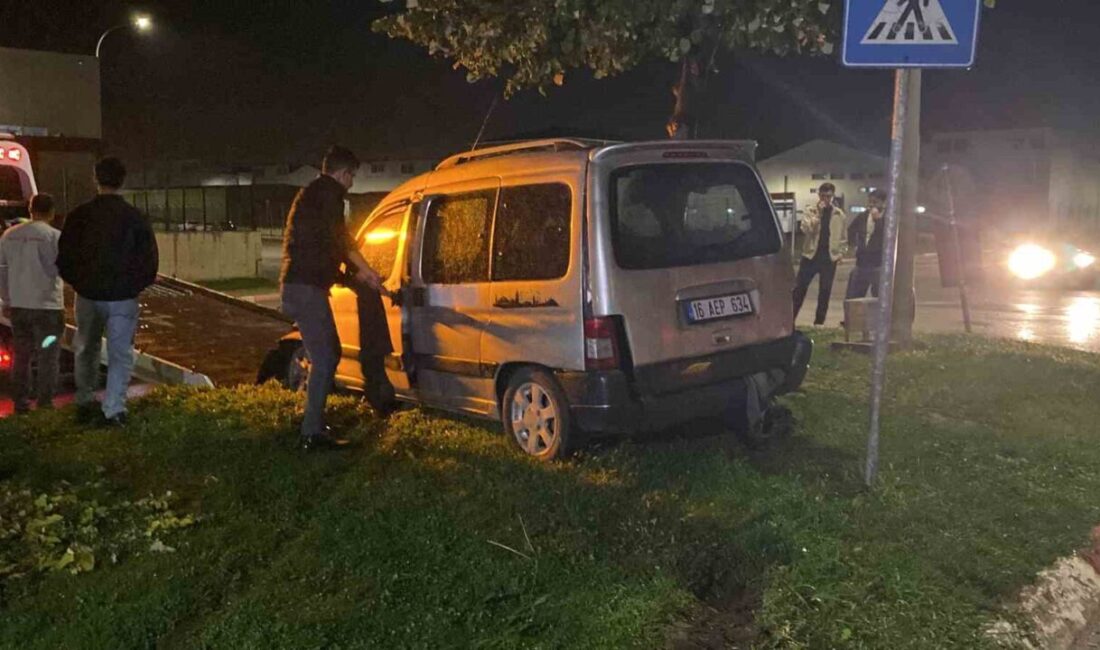 Bursa’nın İnegöl ilçesinde, yağış nedeniyle kayganlaşan yolda hafif ticari aracın