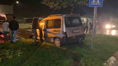 Bursa’nın İnegöl ilçesinde, yağış nedeniyle kayganlaşan yolda hafif ticari aracın