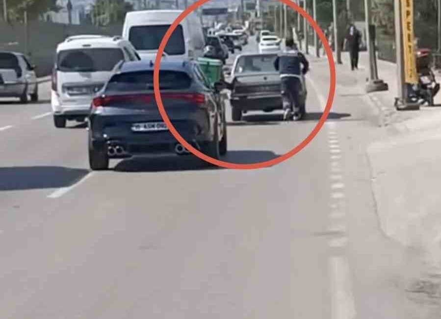 Bir otomobil, Bursa’da seyir halindeyken aniden arızalanarak yolda kaldı. Olay