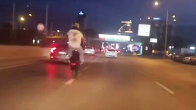 Bursa’nın merkezinde, Osmangazi ilçesinde, plakasız bir motosiklet sürücüsü, trafikte seyir