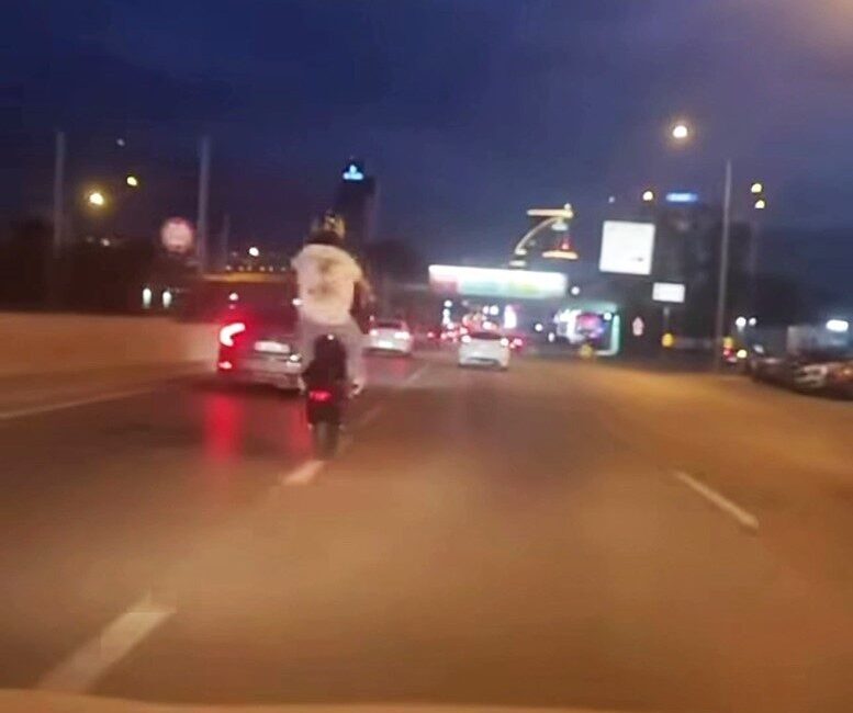 Bursa’nın merkezinde, Osmangazi ilçesinde, plakasız bir motosiklet sürücüsü, trafikte seyir