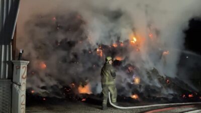 Bursa’nın Kestel ilçesinde bulunan bir samanlıktaki yangın, itfaiye ekiplerinin hızlı