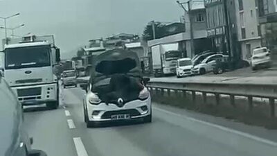 Bursa’da, seyir halindeki bir otomobilin kaputunu açıp içindeki bir tamircinin