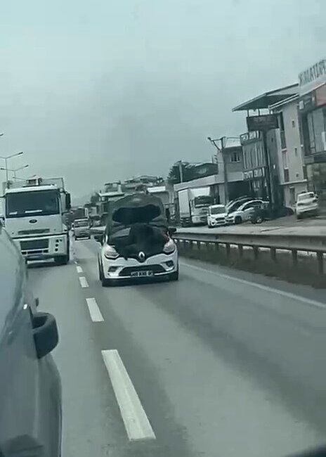 Bursa’da, seyir halindeki bir otomobilin kaputunu açıp içindeki bir tamircinin