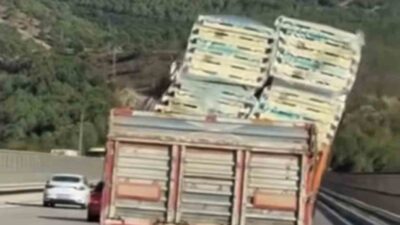 Bursa’da, bir tırın dorsesinde taşınan yükün güvenli şekilde sabitlenmemesi nedeniyle