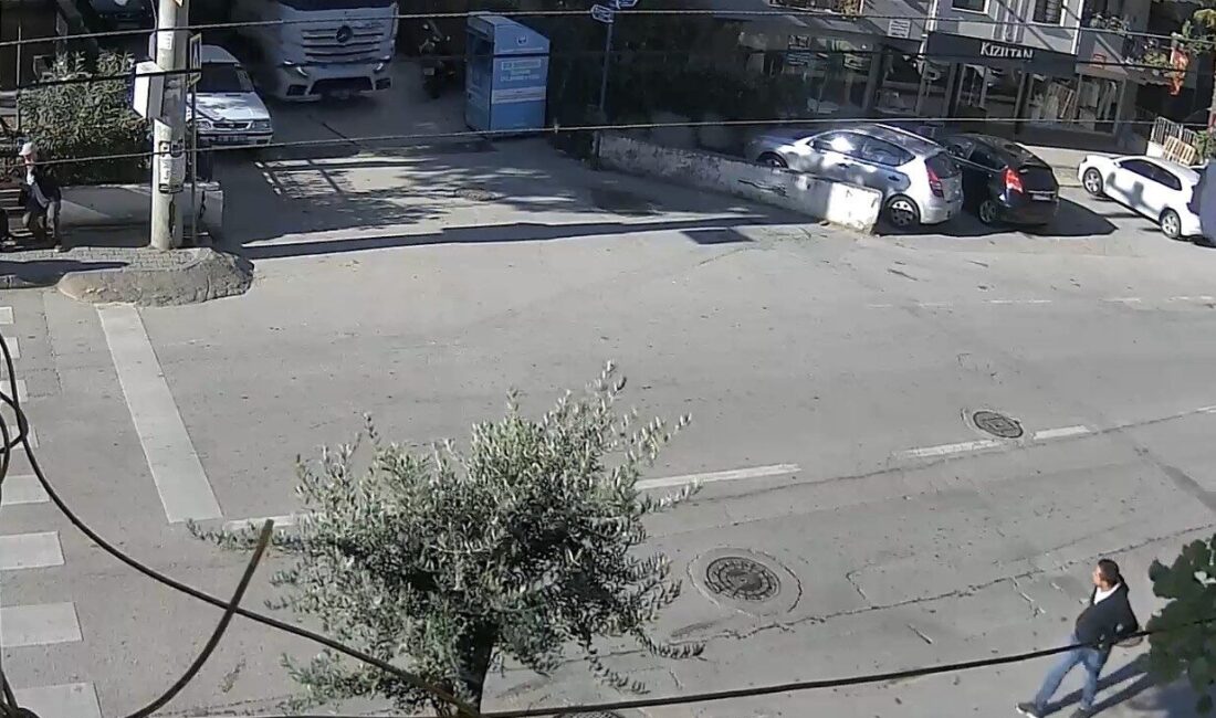 Bursa’da bir tır, dar bir sokaktan dönüş yapmaya çalışırken yol