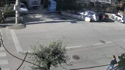 Bursa’da bir tır, dar bir sokaktan dönüş yapmaya çalışırken yol
