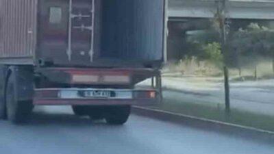 Bursa’da bir tırın açık unutulan dorse kapağı, tehlike yarattı. O