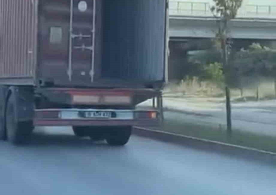 Bursa’da bir tırın açık unutulan dorse kapağı, tehlike yarattı. O