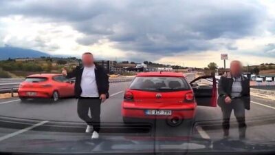 Bursa’nın İnegöl ilçesinde bir otomobilin seyrini engelleyen sürücü ve yolcuya