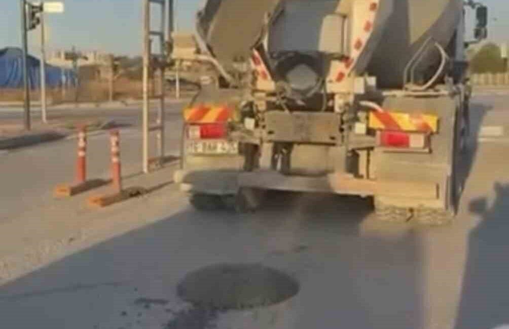 Beton mikserinden yola beton dökülmesi anı Bursa’da bir sürücü tarafından