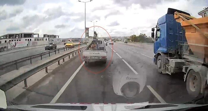 Büyükçekmece’de E-5 karayolunda ambulansa yol vermeyen bir kamyonet sürücüsüne yüksek