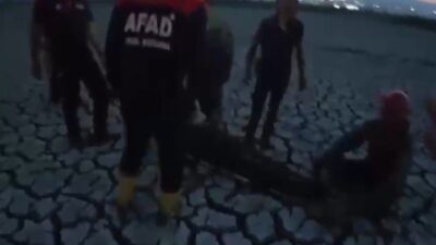 Kahramanmaraş’ta, bir kişi köprü altındaki çamurda mahsur kaldıktan sonra kurtarıldı.