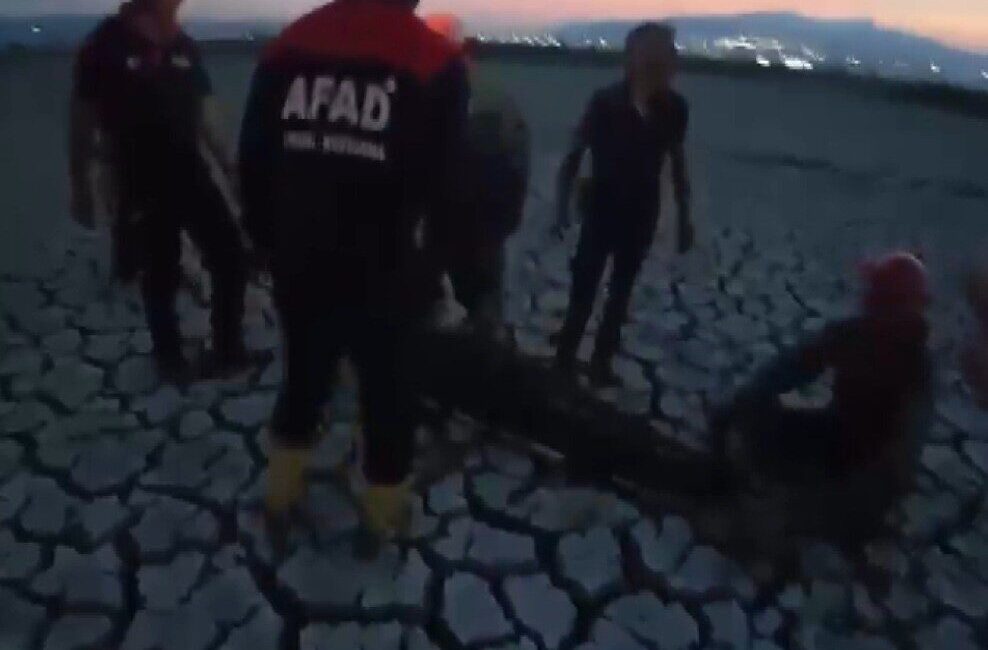Kahramanmaraş’ta, bir kişi köprü altındaki çamurda mahsur kaldıktan sonra kurtarıldı.