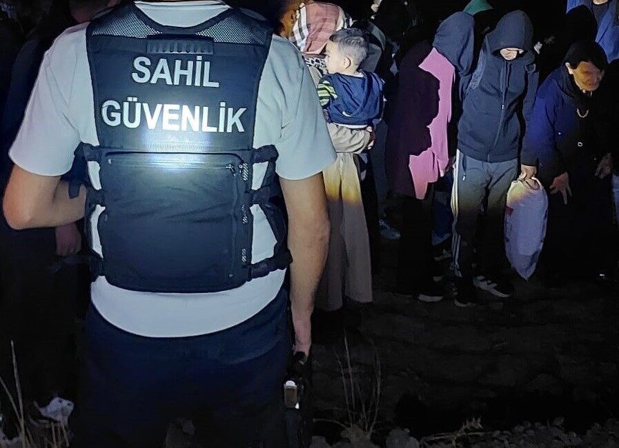 Eceabat ilçesinde Sahil Güvenlik ekipleri tarafından karada 7’si çocuk 29