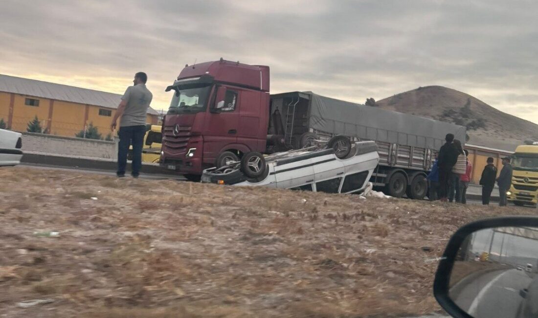 Konya’nın Karapınar ilçesinde meydana gelen trafik kazasında çekici ile otomobil