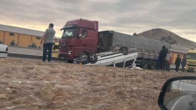 Konya’nın Karapınar ilçesinde meydana gelen trafik kazasında çekici ile otomobil