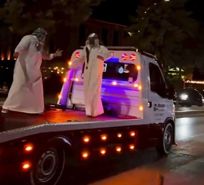Aksaray’da, Ebulfez Elçibey Caddesi’nde yol ortasında dans eden ve daha